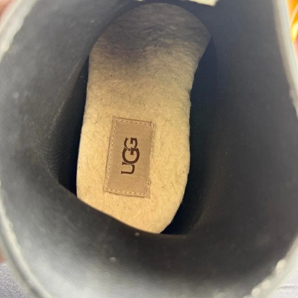 The Unbranded Brand ugg black